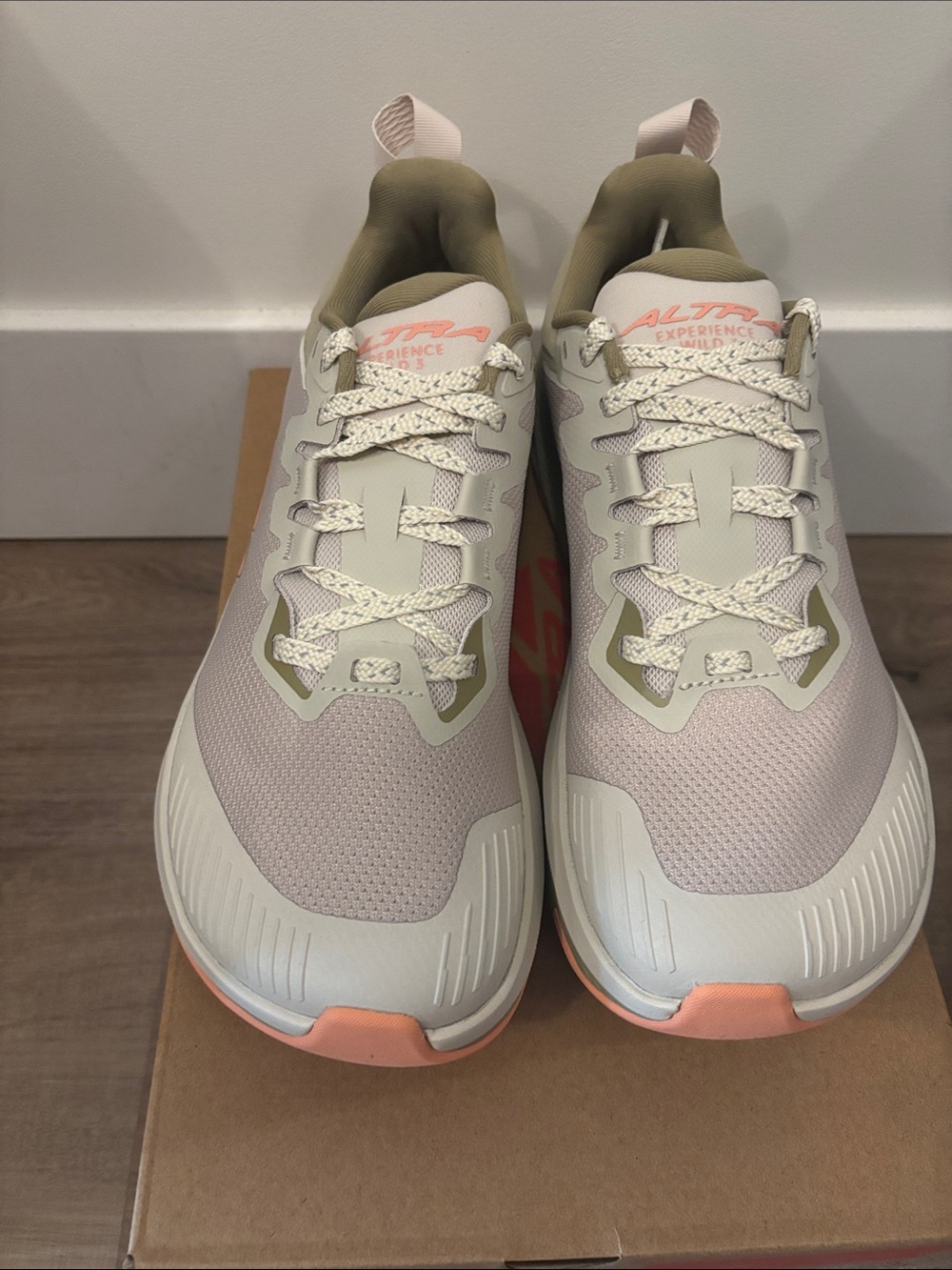 Altra Women's Experience Wild 3 tan size 10 new with box - Picture 2 of 7